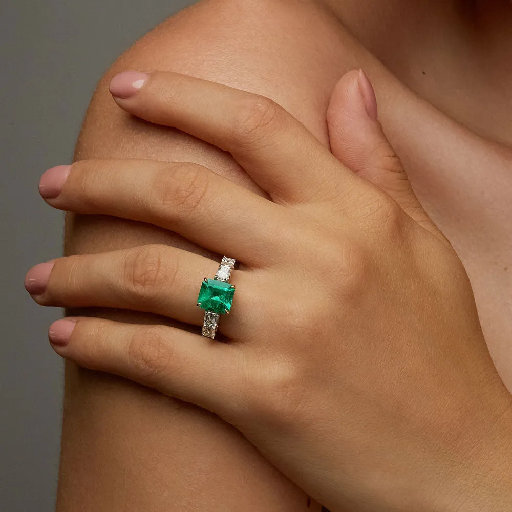 Emerald Solitaire Ring with Diamonds