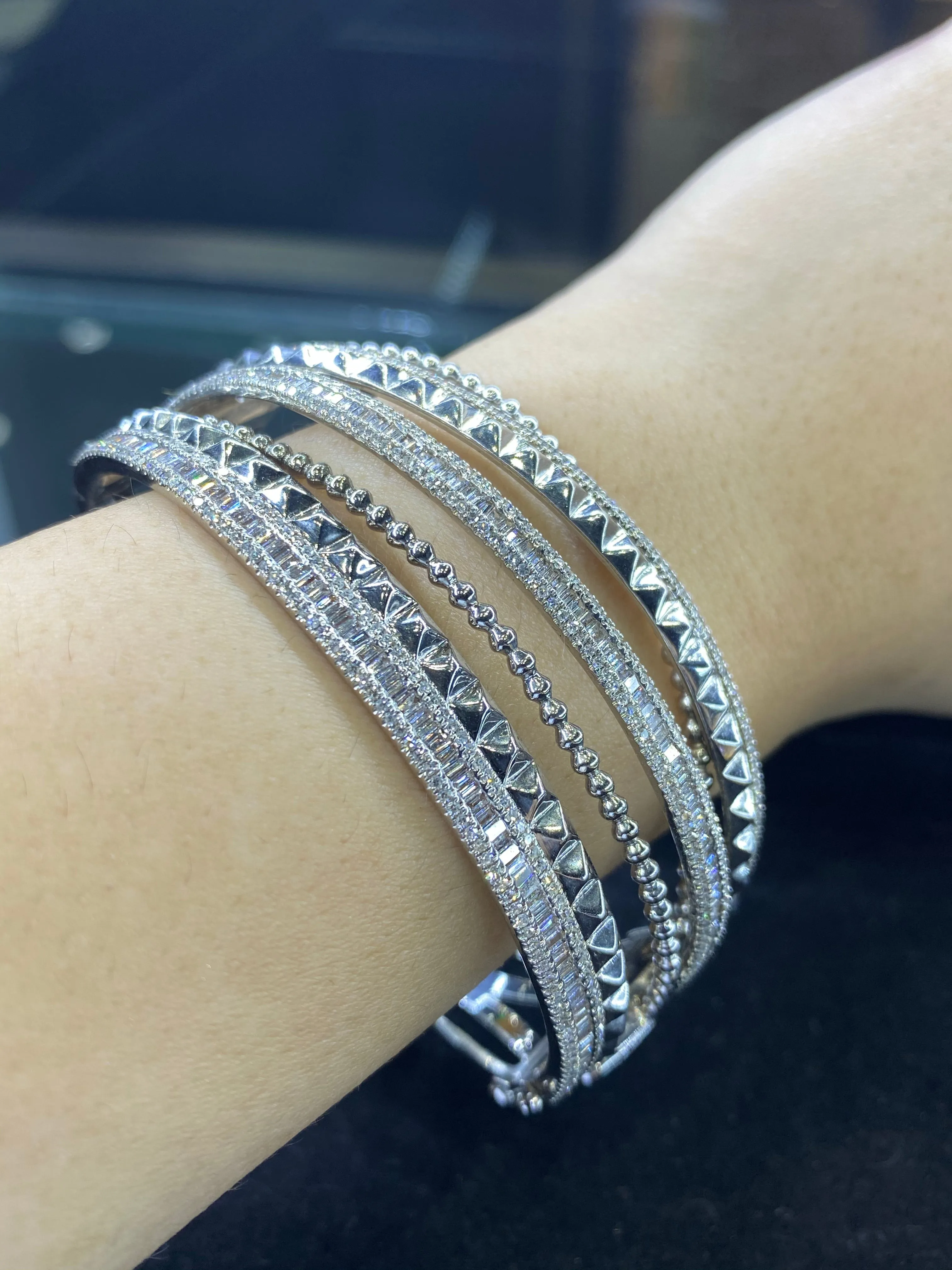 PREORDER | Studded Art Crossover Diamond Bangle 14kt